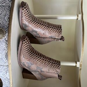Taupe Snake texture boots Back zipper Pierre Dumas Size 7